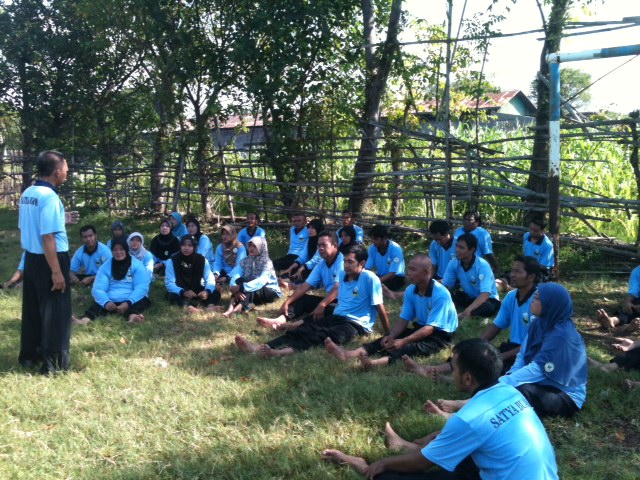 Pelatih cabang POTD Satya Buana Pasuruan, Bp Joko, membagi pengetahuan pada peserta tingkat pemula setelah evaluasi