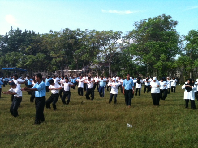 Peserta pra pemula Satya Buana antusias mengikuti aba-aba pelatih dibawah pengawasan Pelatih Pusat, Bp Kusairi.